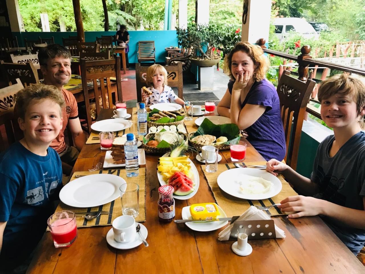 Hungry Lion Resort Сігірія Екстер'єр фото